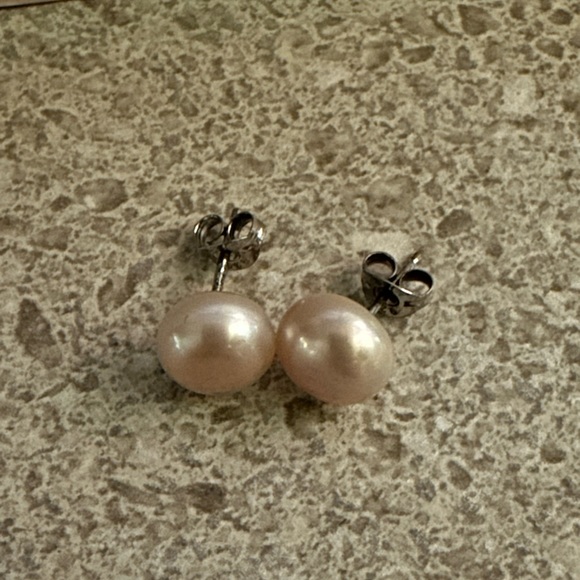 Svanna Pearl post Earrings - Picture 3 of 4